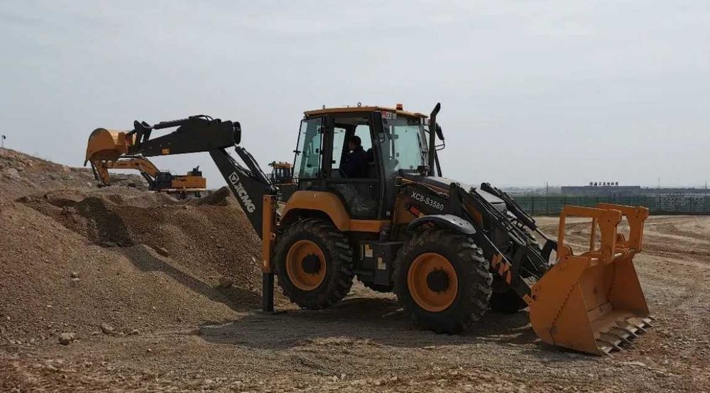 Экскаватор-погрузчик XCMG XC8-S3570 сотувда тайёр