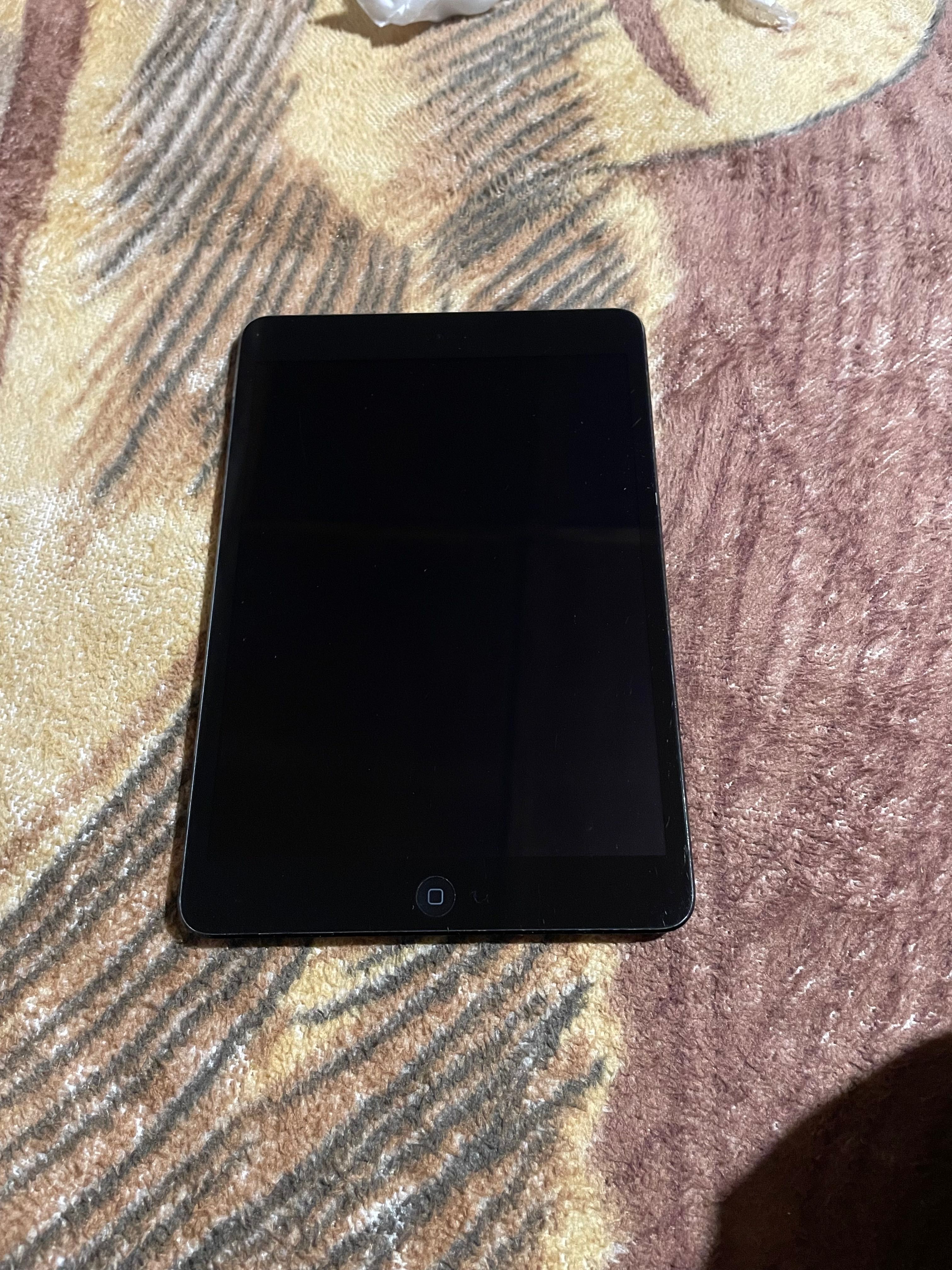 Продавам iPad mini 1