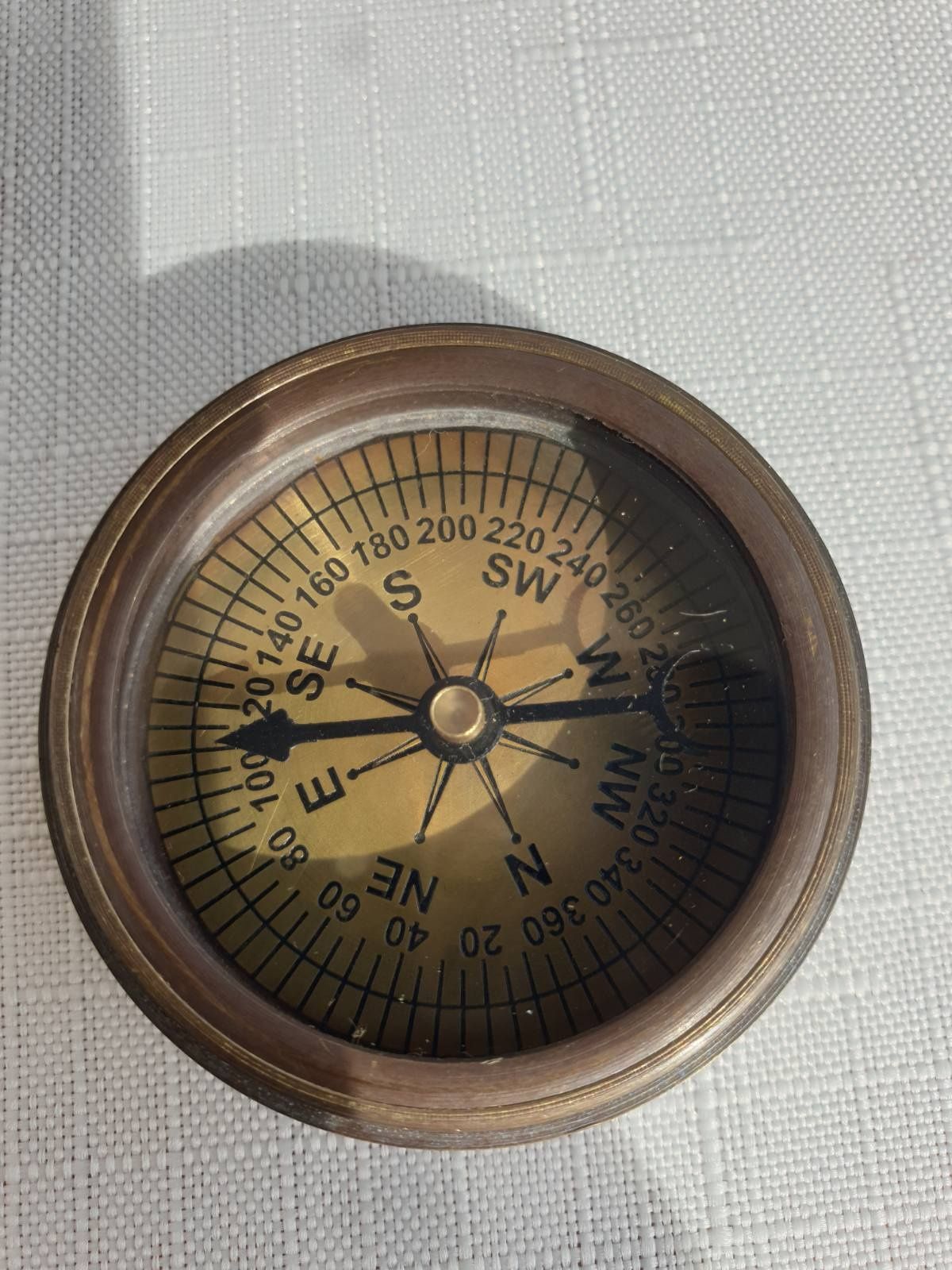 Компас от масивен бронз със слънчев часовник