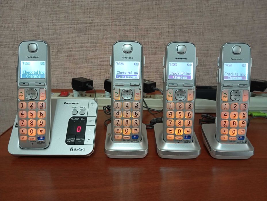 Продам радиотелефон PANASONIС четыре трубки на один телефонный номер.