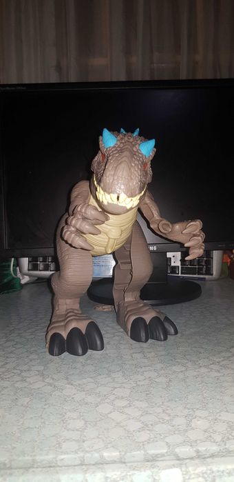 Vând Dinozaur Jurasic park! Foarte puțin utilizat!