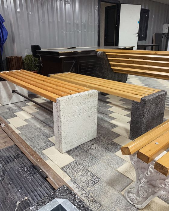 Скамейка сделанная из бетона c красивыми узорами.