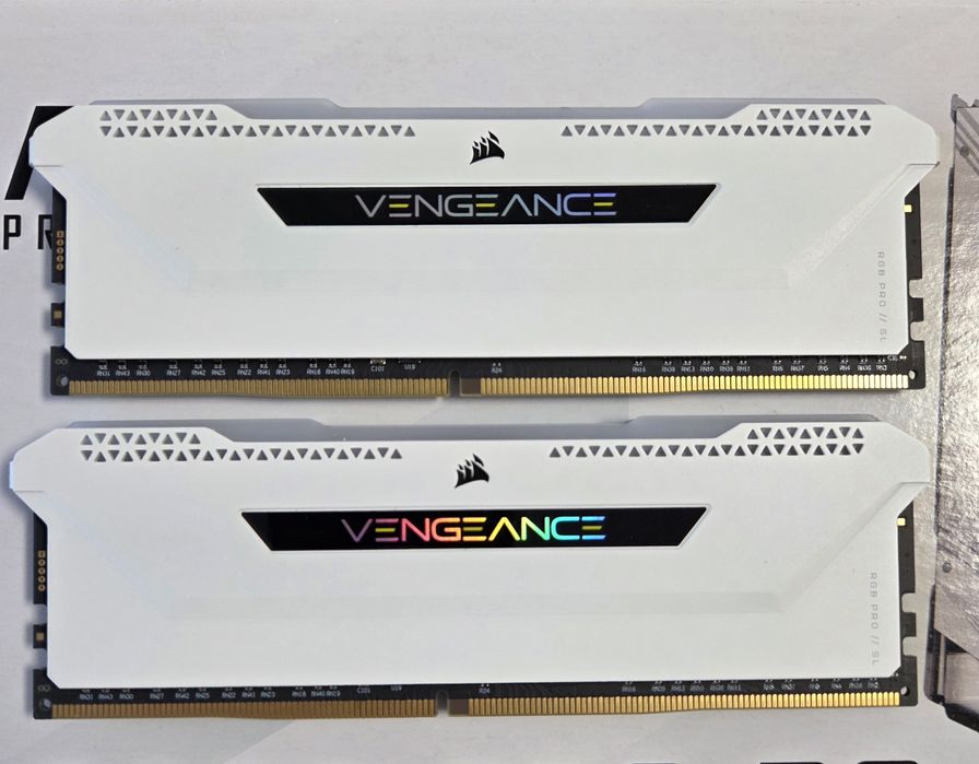 RAM памети Corsair Vengeance 2×16 DDR4 3600 Mt/s, RGB, white