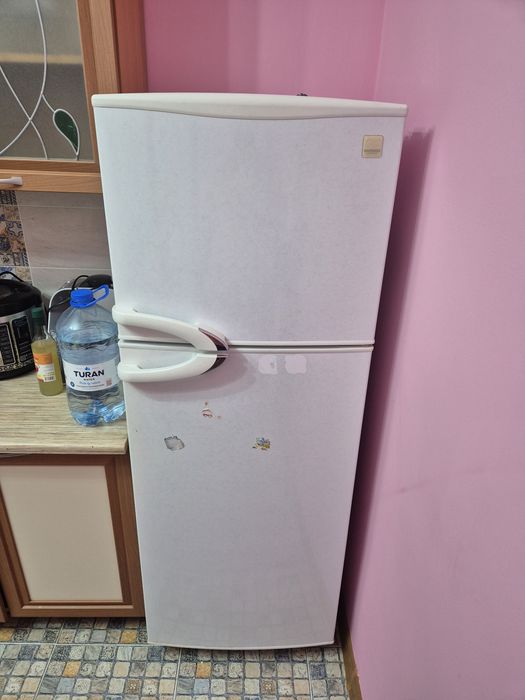 Холодильник. 165 см. В отличном состоянии.