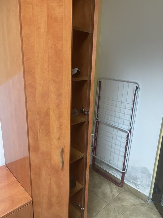 Vand dulap cu cuier si comoda in stare buna