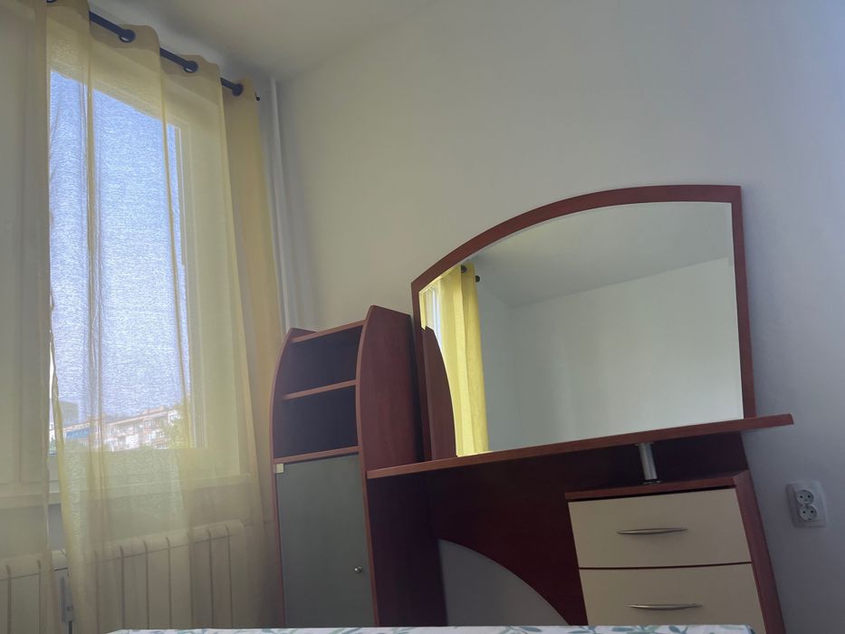 Бюро с чекмеджета и рафтове