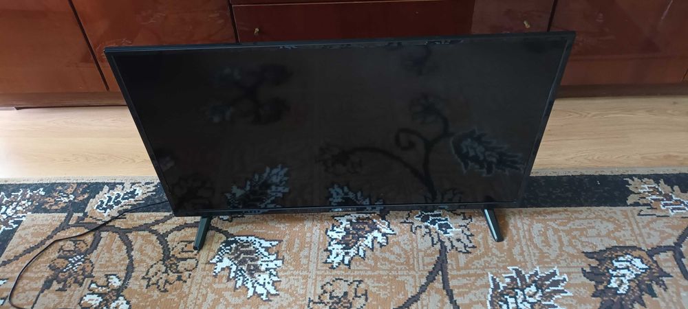 Телевизор Crown 40T21100B, 40"(101.6cm) - за ремонт или за части
