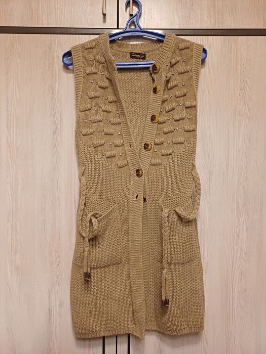 Безрукавка вязаная