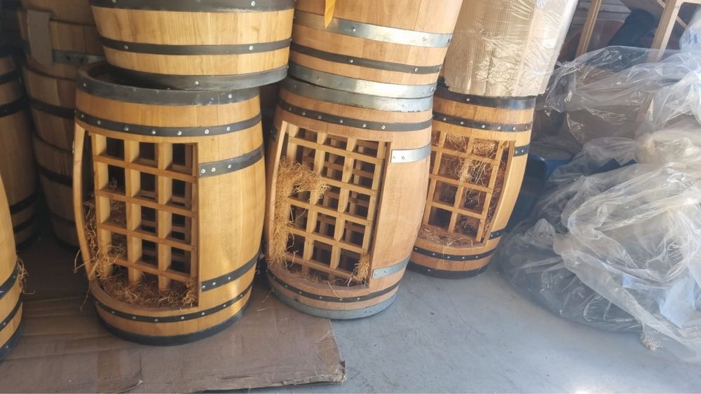 Butoi din lemn de stejar cu suport pentru sticle de vin