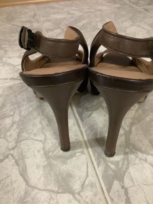 Чисто нови елегантни сандали