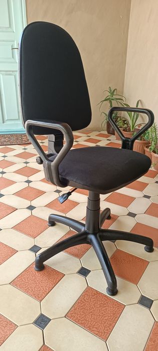 Kreslolar sotiladi