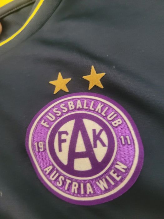 Tricou Austria Vienna de portar 2021/22 semnat de mai mulți jucători