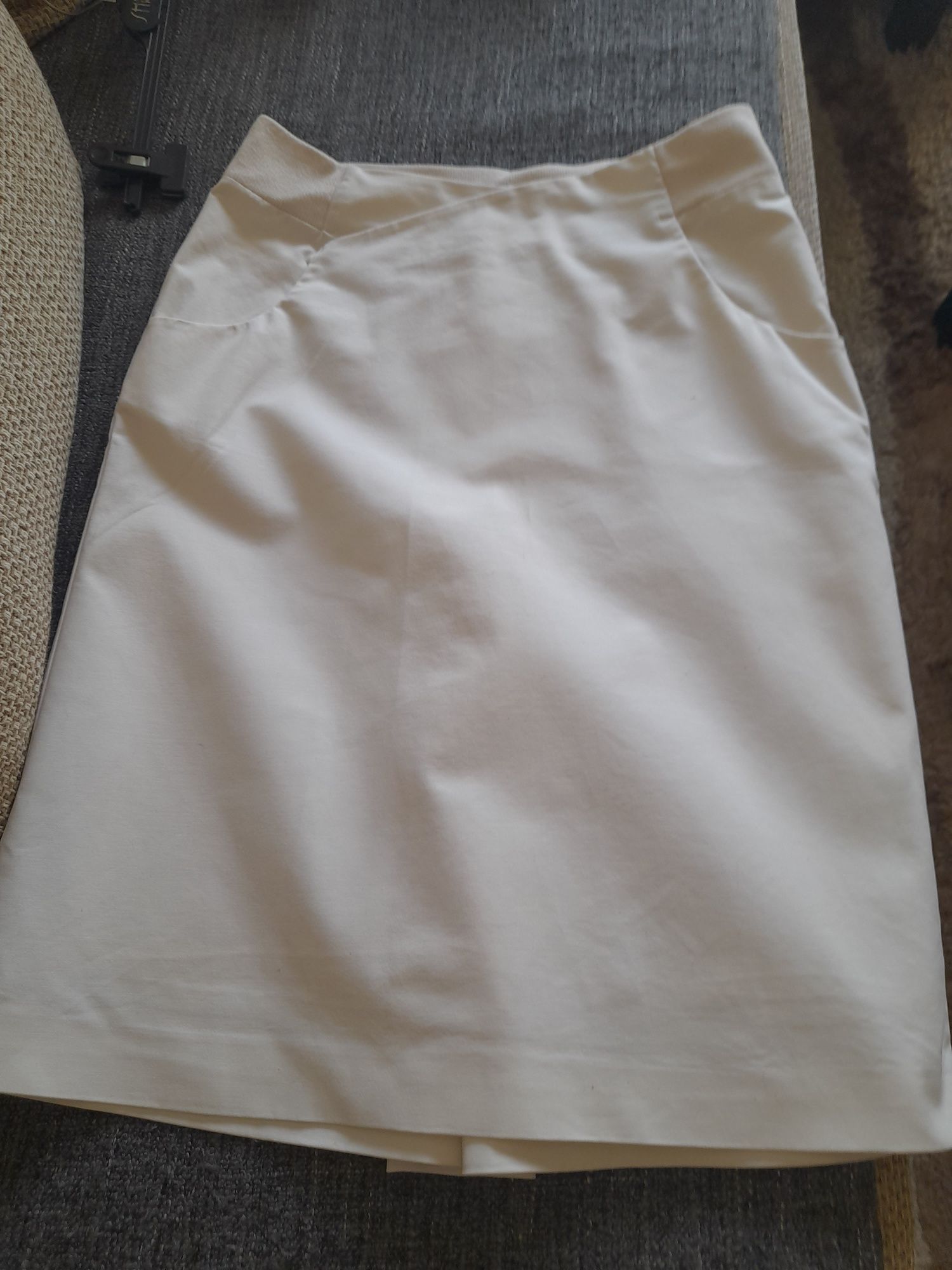 Белая  юбка из  плотной  ткани