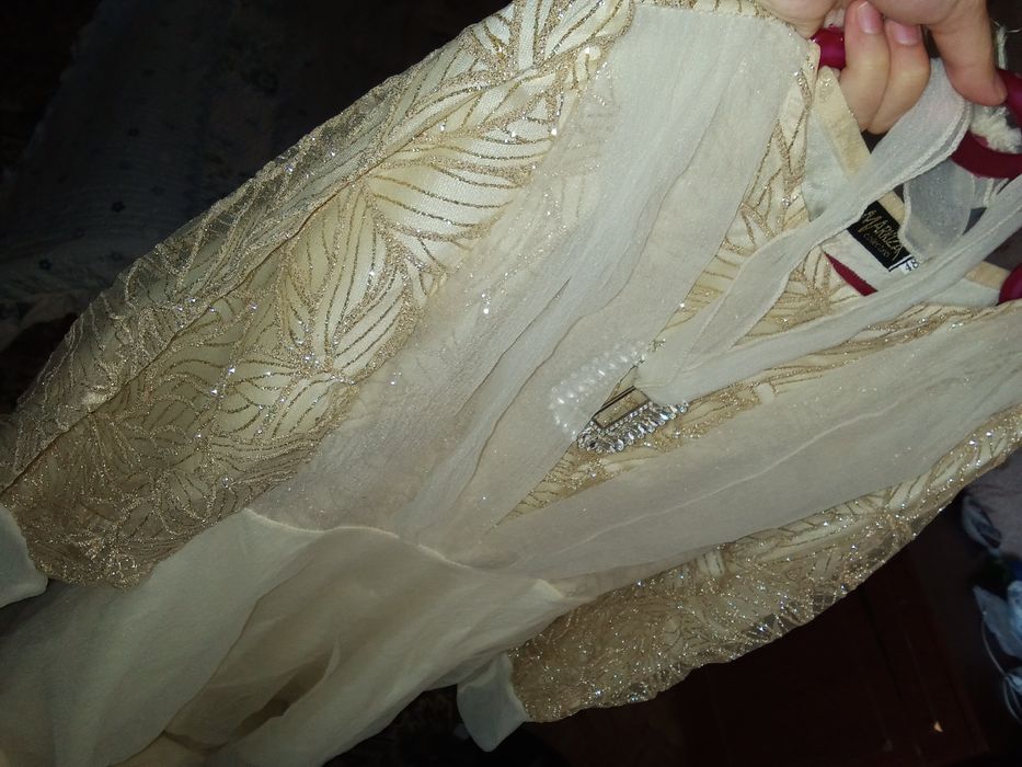 Vechirnoy koʻylak sotiladi