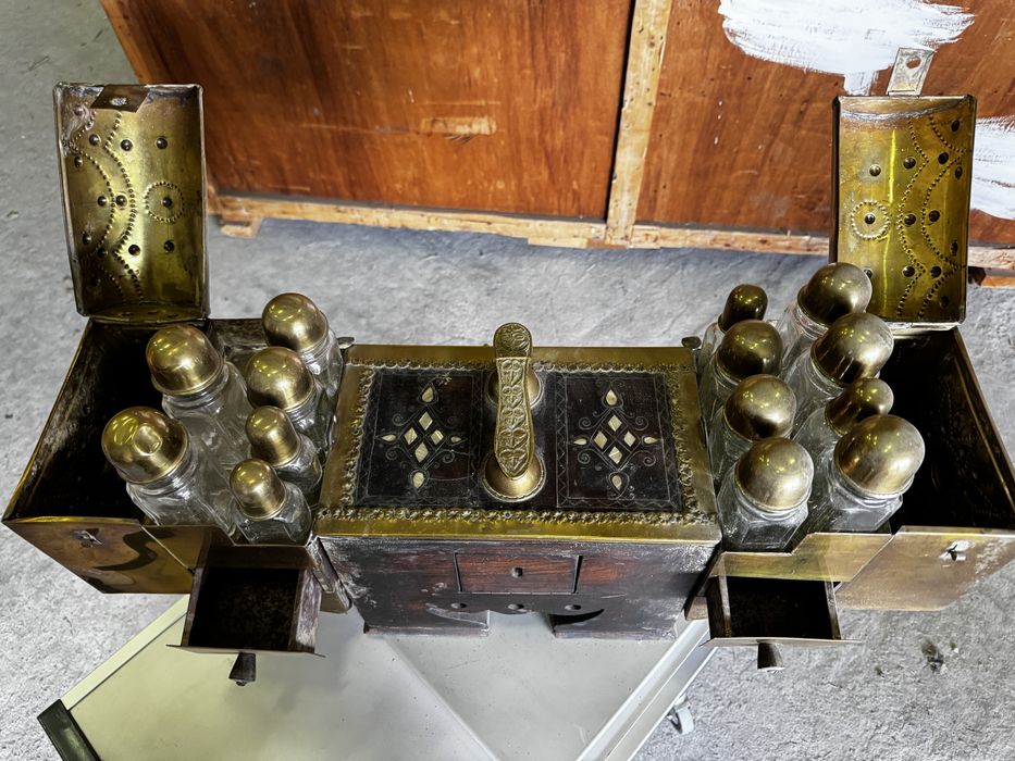 Османско шкафче за лъскане на обувки и арабска масичка