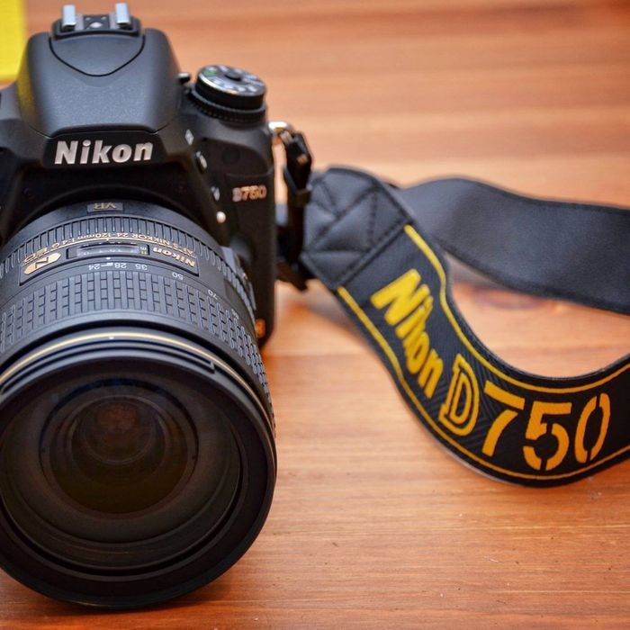 Nikon D750 cu 12.715 cadre