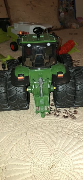 Tractor mare bruder cu 8 roti și plug mare