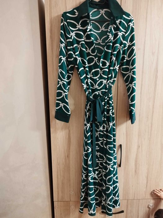 Дълга зелена рокля