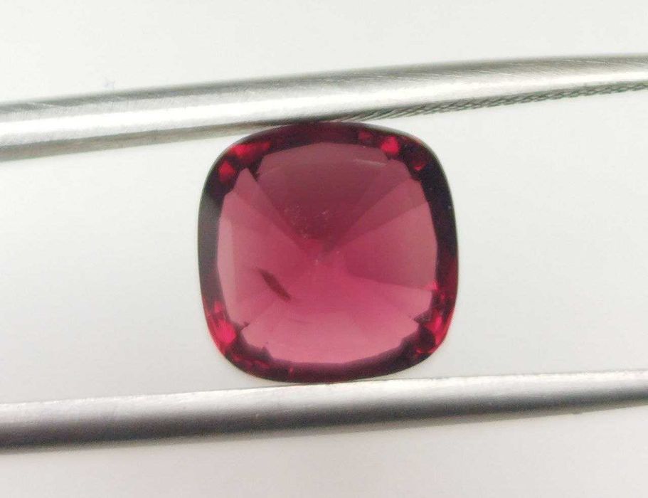 Прекрасен шпинел в топ червен цвят - 2.96Кт.! Сертифициран! НОВ!