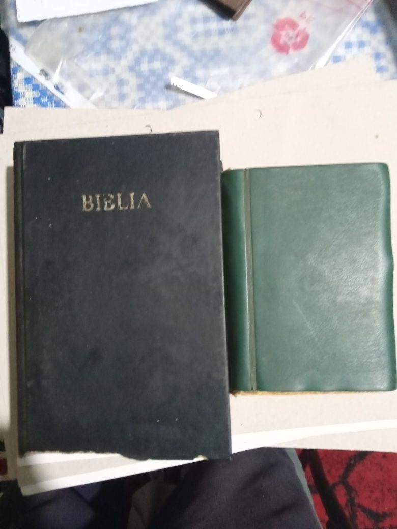 Vând biblie, noul și vechiul testament