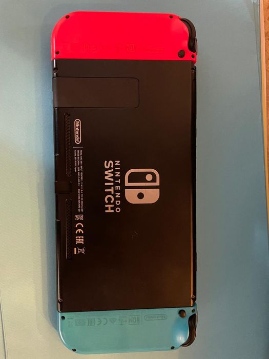 Nitendo switch cu doua jocuri incluse în pret