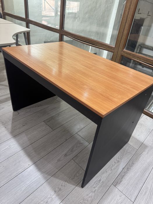 Стол офисный 3шт и одна тумба