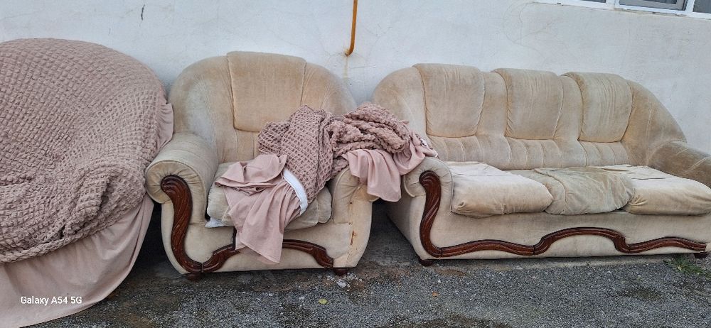 Старенький диван с креслами. Может кому пригодится для времянки