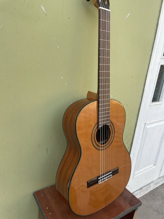 Ispanski gitara sotiladi