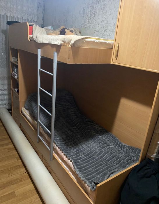 Продам подростковую двухъярусную кровать, имеются выдвижные ящики .