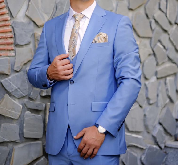 Vând costum eveniment