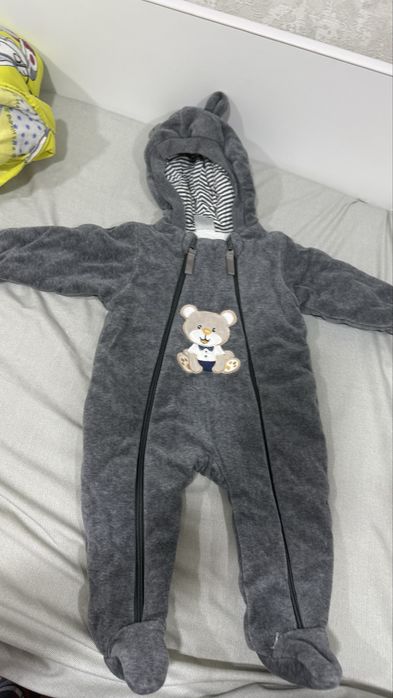 Продам осенний комбинезон мишку
