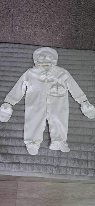 Костюмчик на выписку девочке