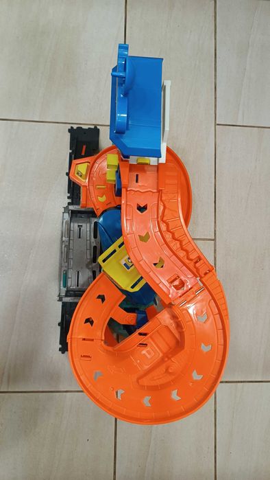 Hot Wheels Паркинг-гараж Акула – City Attacking Shark Escape