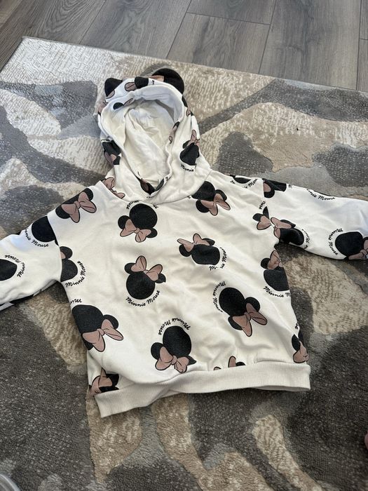 Дрехи -тениски,блузи дънки и роклички.