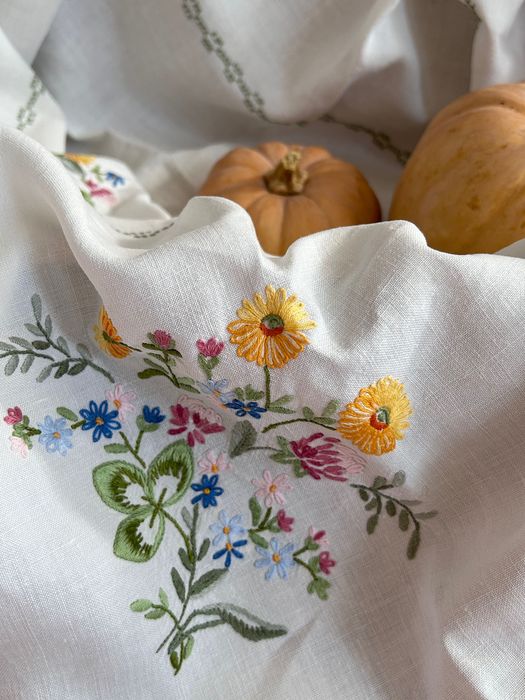 Красива покривка с нежна бродерия