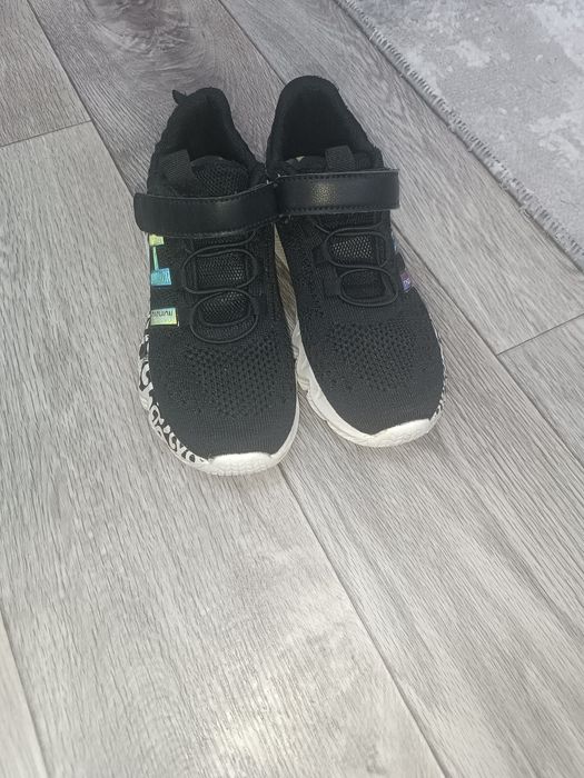 Продам кроссовки на мальчика