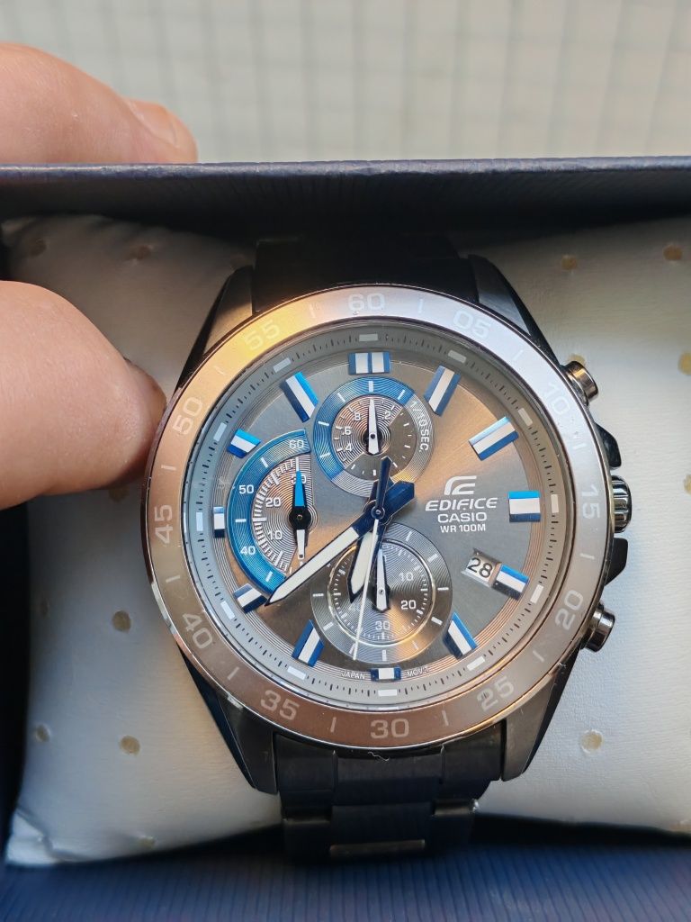 Часовникът Casio Edifice EFV-550GY-8AVUEF е водоустойчив до 10 бара. Н