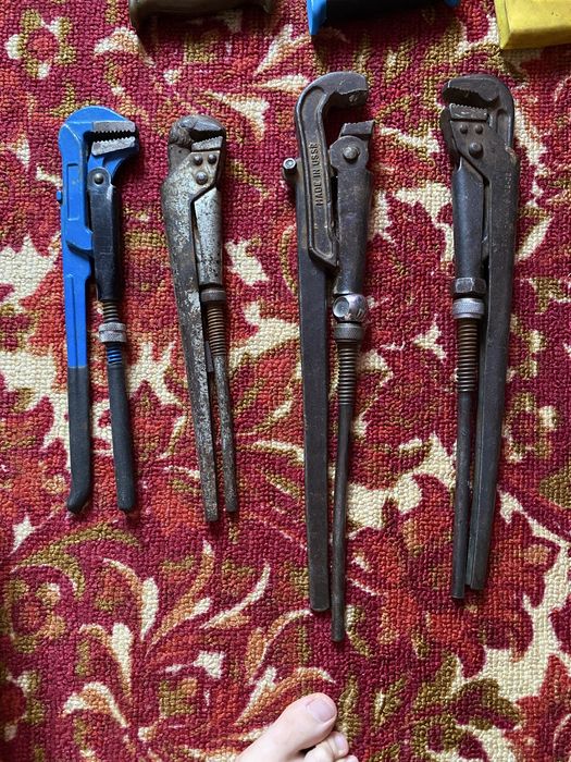 Продам инструменты ножовки по металу и железу , гаечные ключи и так да