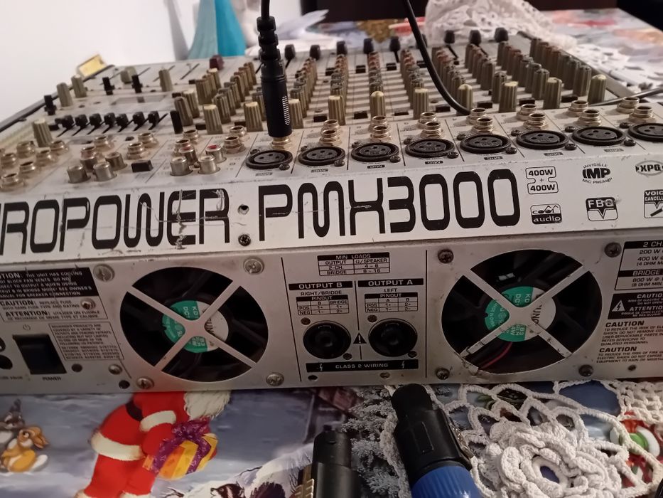 Stație cu boxe de vânzare