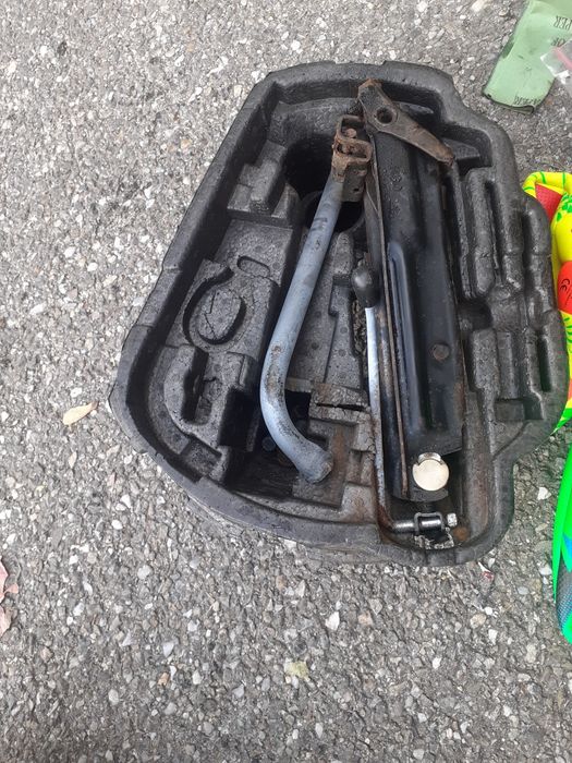 Roata cu cric și cheie de desfăcut roti cu geanta este Dunlop cauciucu