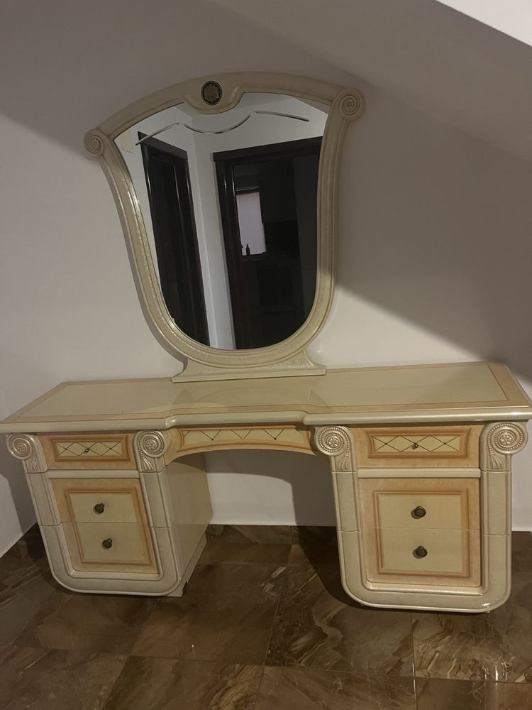 Mobilier cu oglinda din cristal si doua noptiere