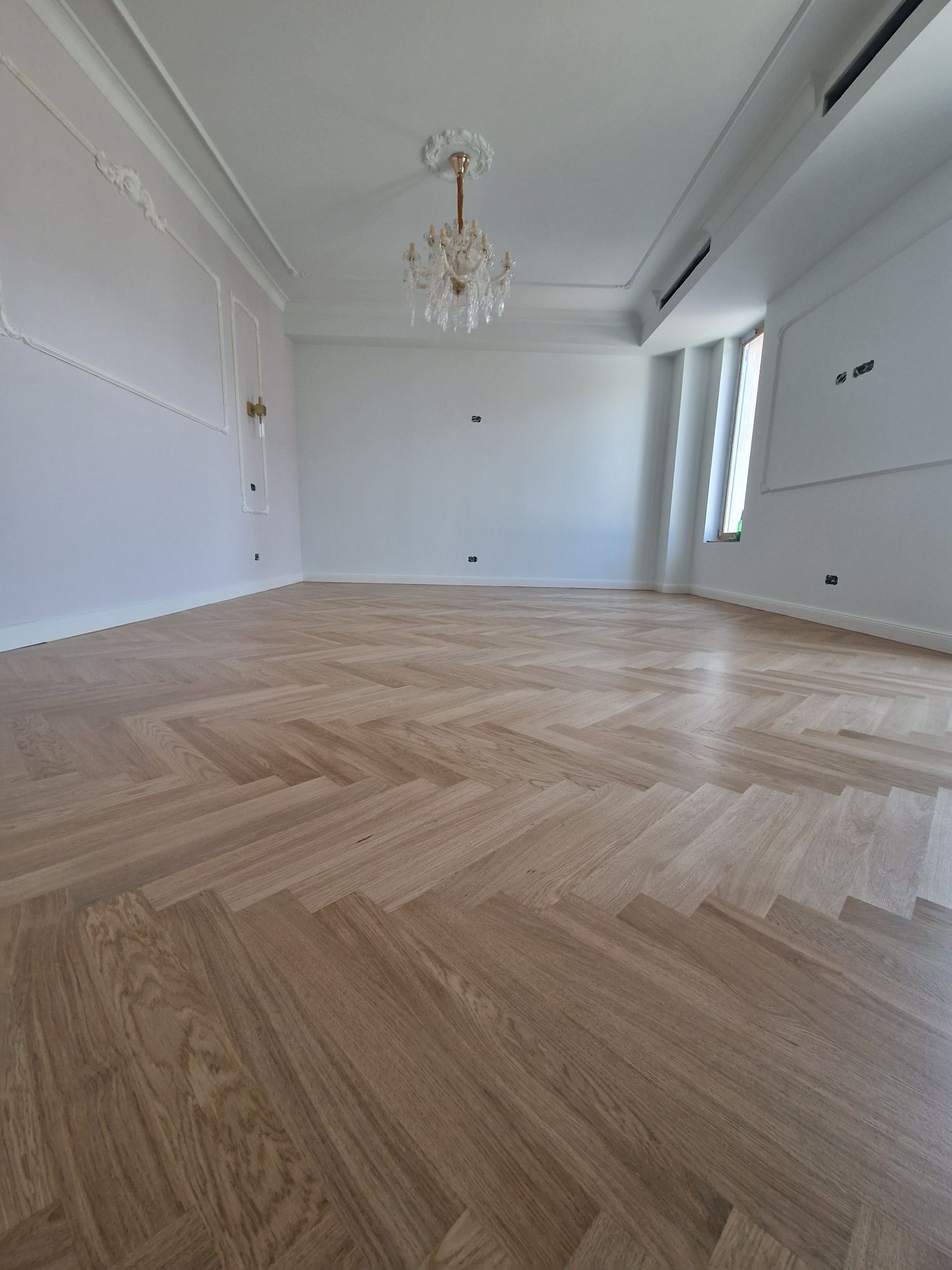 Reconditionare parchet, montaj plinte si parchet din lemn masiv.