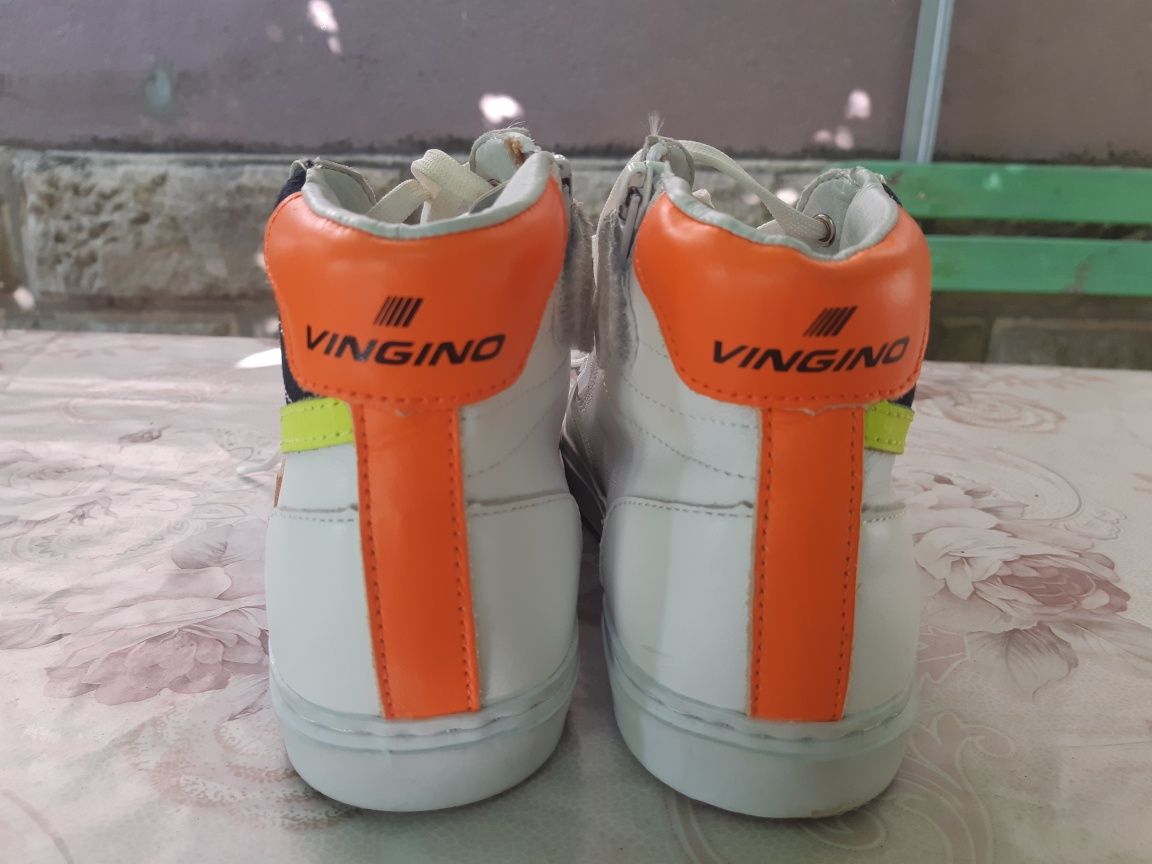 Продавам маркови детски кецове VINGINO 97