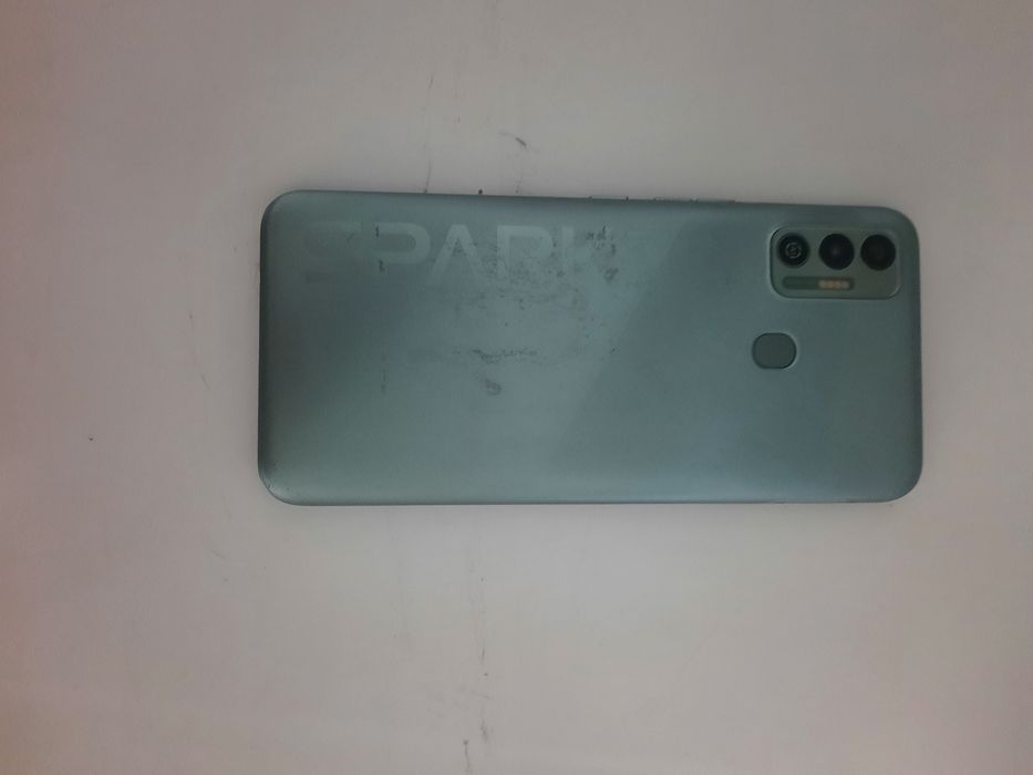 Телефон Tecno Spark