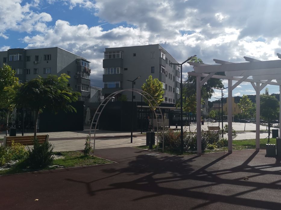 Vand apartament in centru Rovinari  4 camere