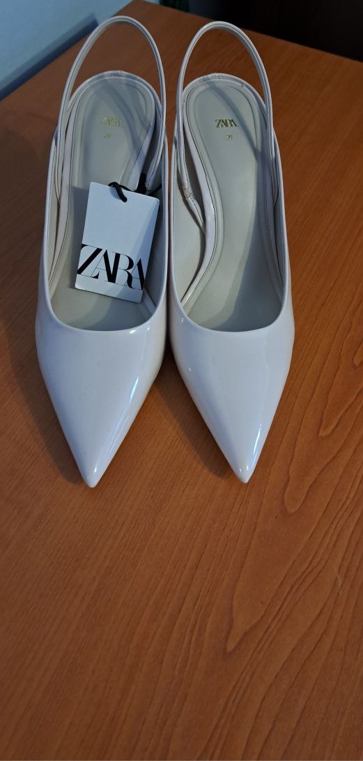 Pantofi noi eleganți Zara nude