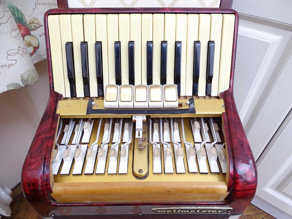 Стар акордеон Велтмайстер 40 баса