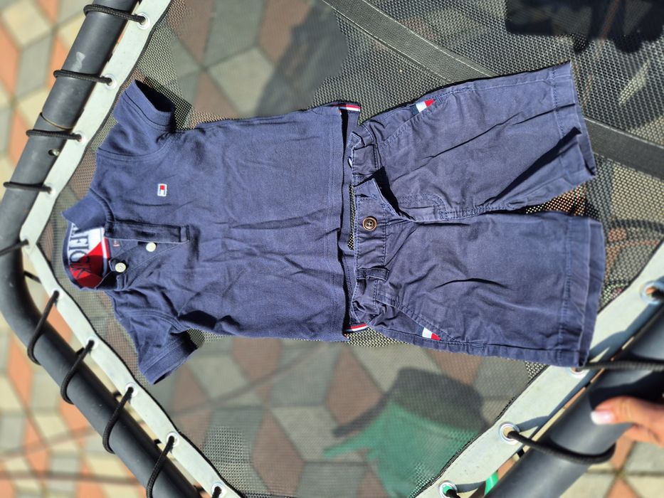 Set Tommy hilfiger, mărimea 80 pantalonii și tricoul mărimea 86!