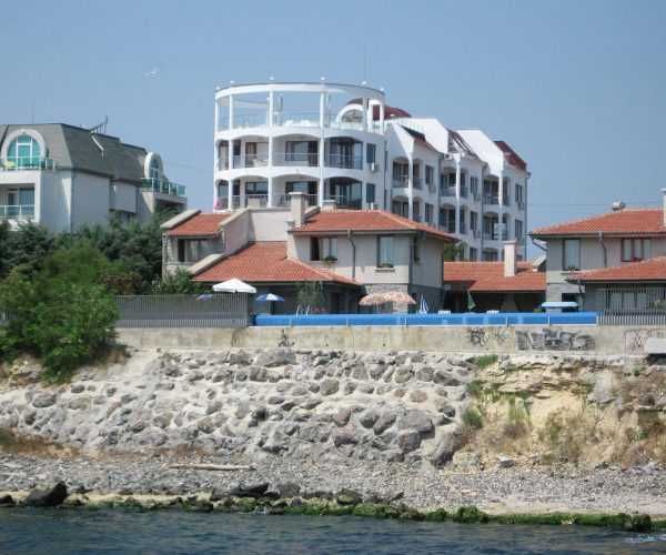 Тристаен апартамент в централната част, Първа линия, Ниска такса