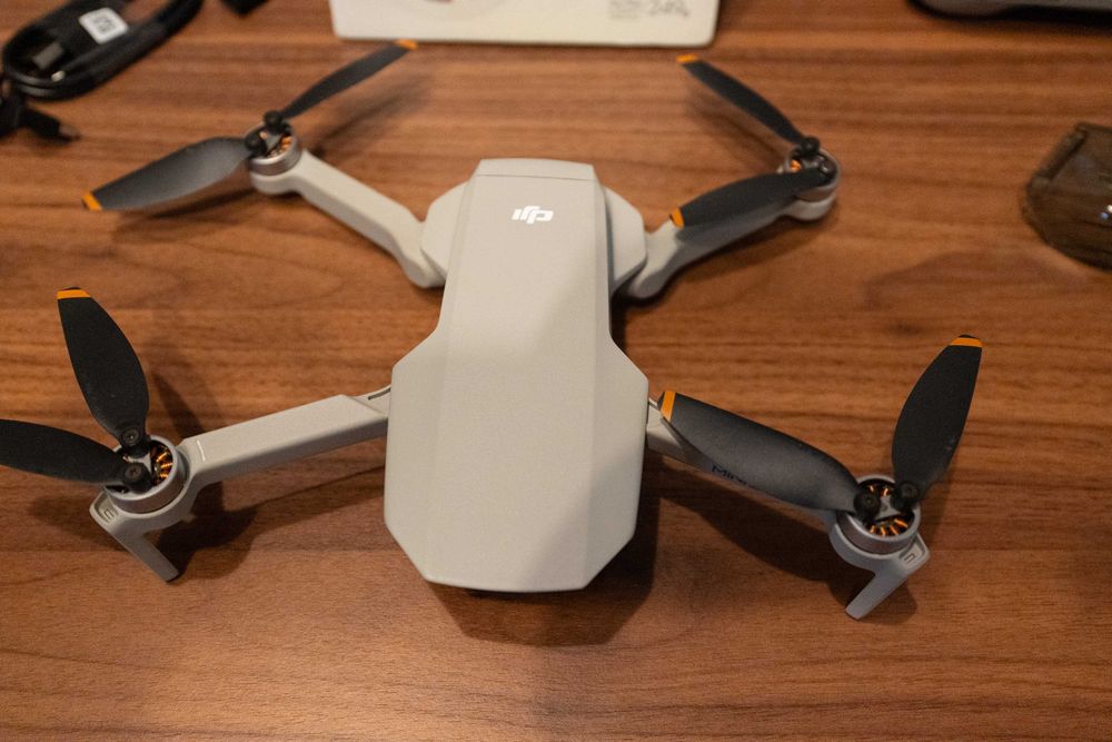 DJI Mini 2 SE + 1 acumulator și card SanDisk 16GB